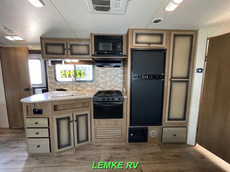 2015 Cruiser RV Radiance 28BHSS   - Photo 11 - Rocklin, CA 95677