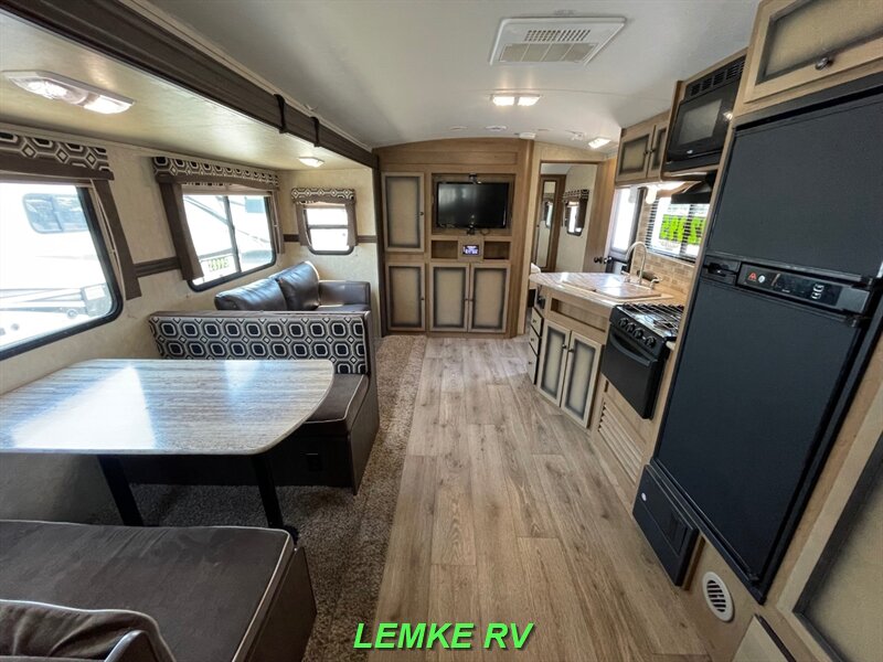 2015 Cruiser RV Radiance 28BHSS   - Photo 5 - Rocklin, CA 95677