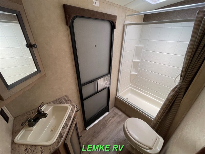 2015 Cruiser RV Radiance 28BHSS   - Photo 16 - Rocklin, CA 95677