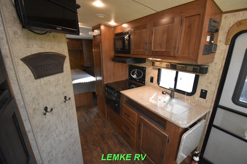 2018 Outdoors RV Creekside 21RD   - Photo 12 - Rocklin, CA 95677