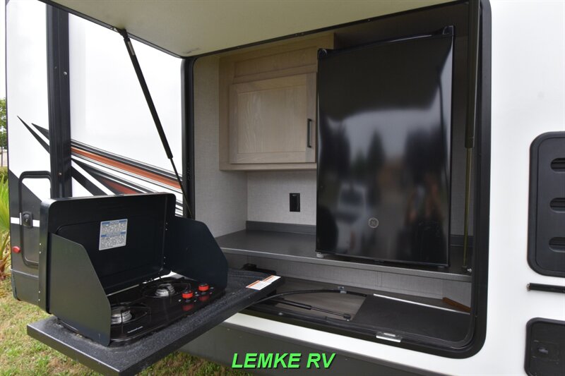 2022 Forest River Rockwood Ultra Lite 2912BS   - Photo 10 - Rocklin, CA 95677