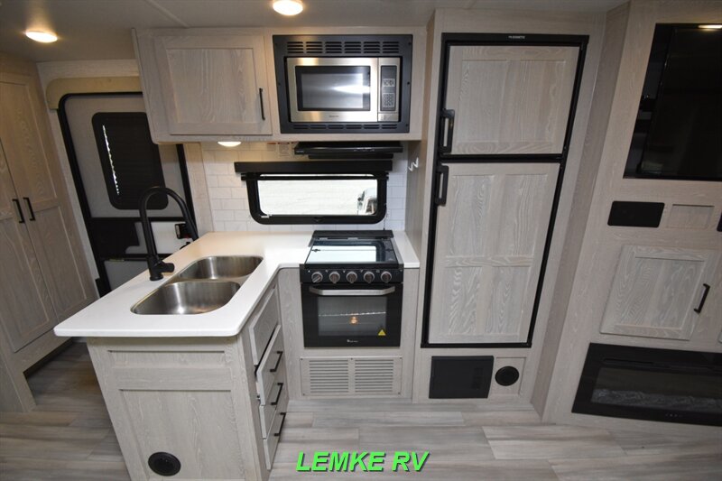 2022 Forest River Rockwood Ultra Lite 2912BS   - Photo 15 - Rocklin, CA 95677