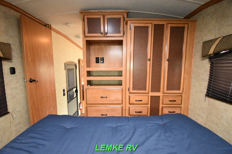 2015 Shasta Phoenix 28RBXLT   - Photo 19 - Rocklin, CA 95677