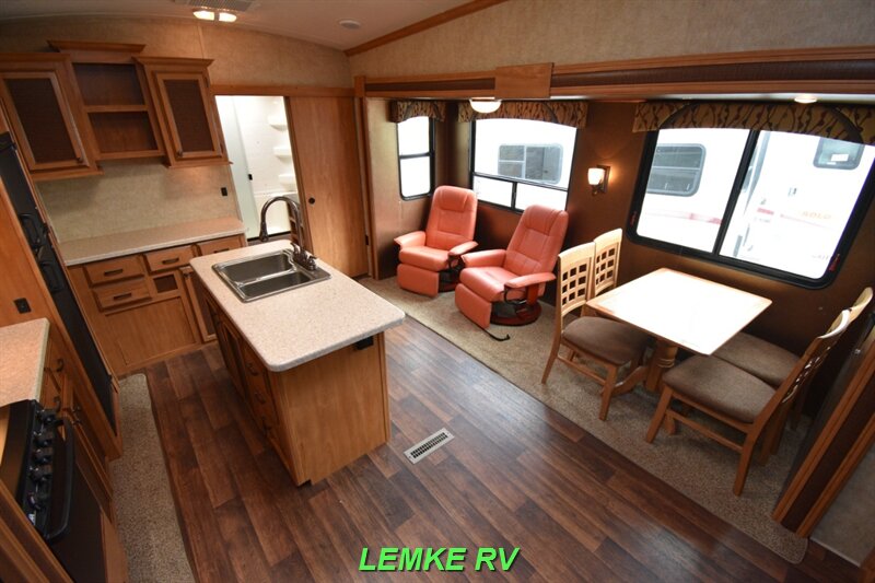 2015 Shasta Phoenix 28RBXLT   - Photo 10 - Rocklin, CA 95677