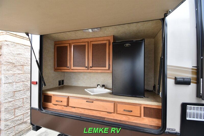2015 Shasta Phoenix 28RBXLT   - Photo 9 - Rocklin, CA 95677