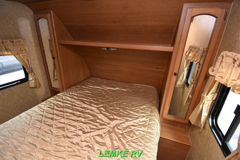2015 CrossRoads RV Sunset Trail Super Lite 270BH   - Photo 21 - Rocklin, CA 95677