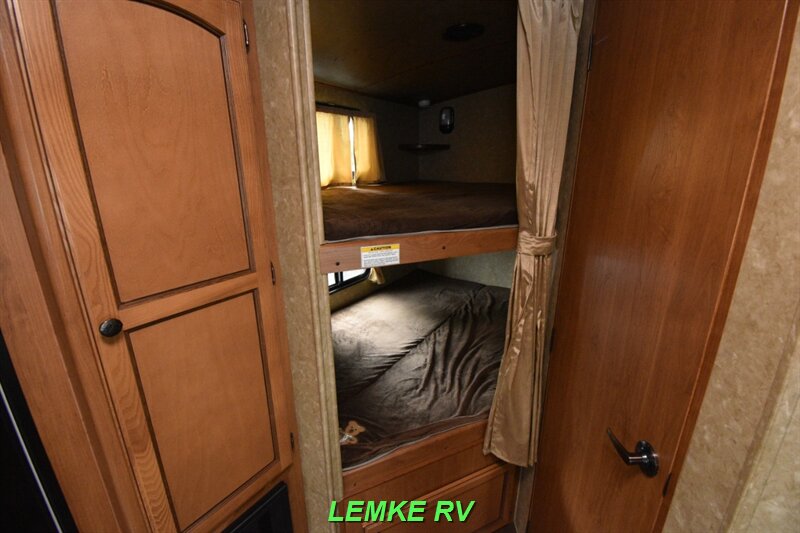 2015 CrossRoads RV Sunset Trail Super Lite 270BH   - Photo 19 - Rocklin, CA 95677