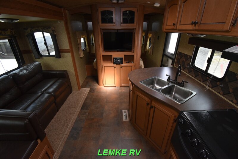 2015 CrossRoads RV Sunset Trail Super Lite 270BH   - Photo 5 - Rocklin, CA 95677