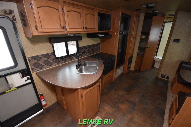 2015 CrossRoads RV Sunset Trail Super Lite 270BH   - Photo 12 - Rocklin, CA 95677