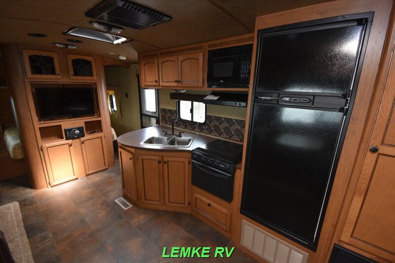 2015 CrossRoads RV Sunset Trail Super Lite 270BH   - Photo 13 - Rocklin, CA 95677