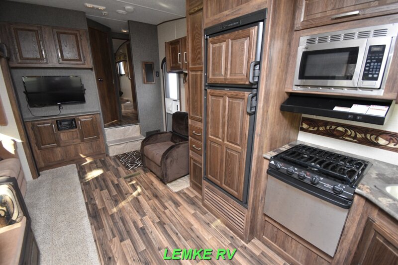 2015 Keystone Cougar Half-Ton 279RKSWE   - Photo 12 - Rocklin, CA 95677