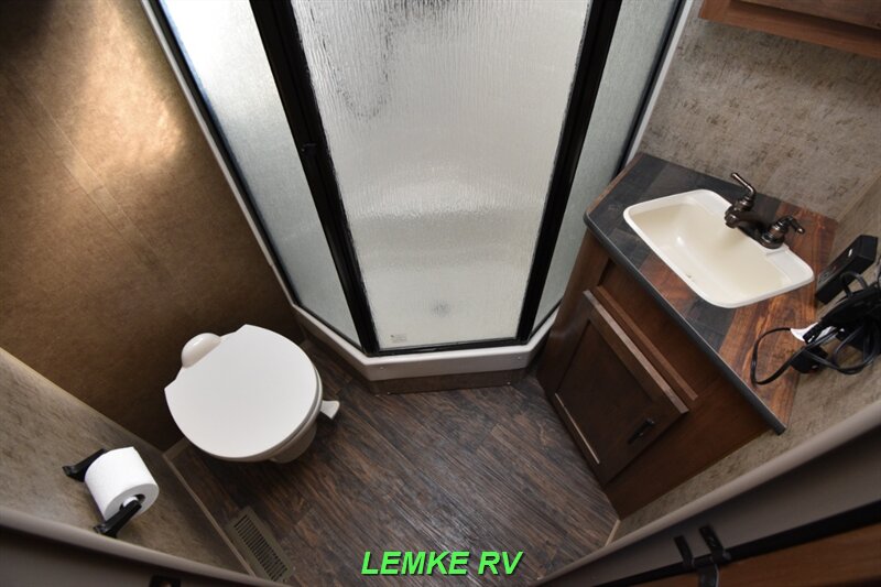 2018 Outdoors RV Timber Ridge 21FQS   - Photo 14 - Rocklin, CA 95677