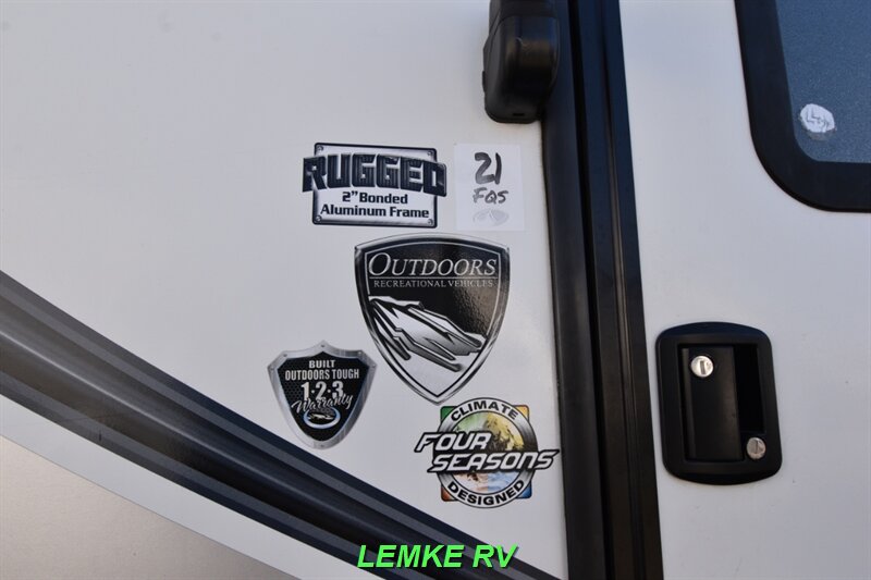 2018 Outdoors RV Timber Ridge 21FQS   - Photo 9 - Rocklin, CA 95677