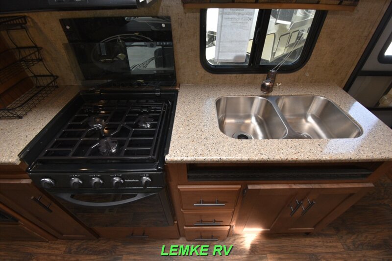 2018 Outdoors RV Timber Ridge 21FQS   - Photo 22 - Rocklin, CA 95677