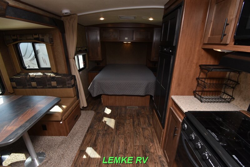 2018 Outdoors RV Timber Ridge 21FQS   - Photo 5 - Rocklin, CA 95677