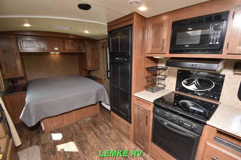 2018 Outdoors RV Timber Ridge 21FQS   - Photo 20 - Rocklin, CA 95677