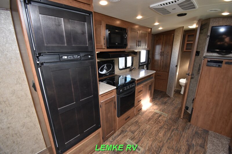 2018 Outdoors RV Timber Ridge 21FQS   - Photo 13 - Rocklin, CA 95677