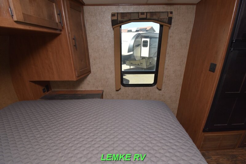 2018 Outdoors RV Timber Ridge 21FQS   - Photo 16 - Rocklin, CA 95677