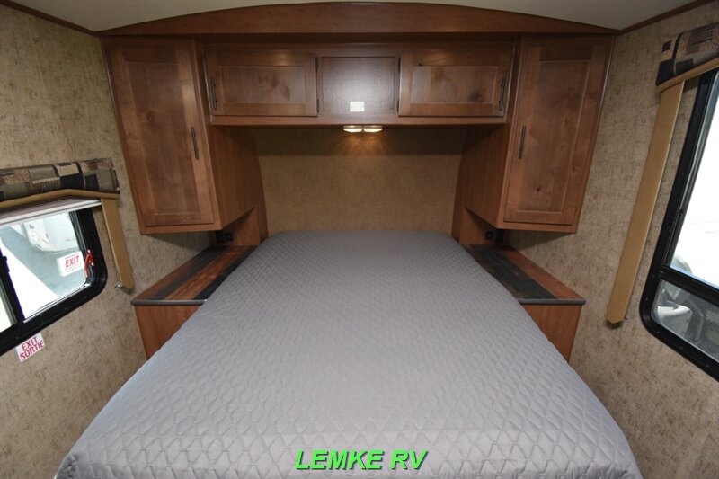 2018 Outdoors RV Timber Ridge 21FQS   - Photo 15 - Rocklin, CA 95677