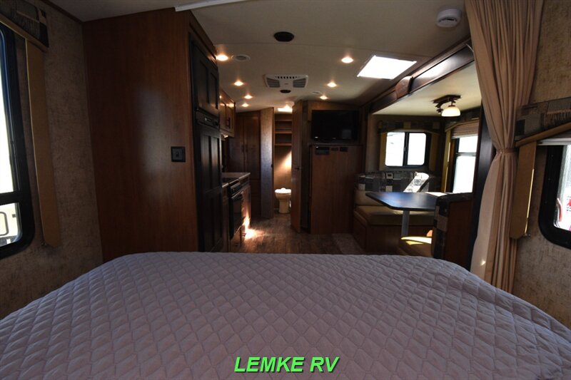 2018 Outdoors RV Timber Ridge 21FQS   - Photo 17 - Rocklin, CA 95677