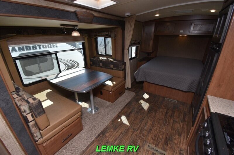 2018 Outdoors RV Timber Ridge 21FQS   - Photo 11 - Rocklin, CA 95677