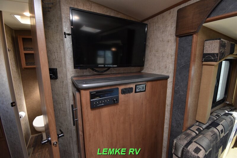 2018 Outdoors RV Timber Ridge 21FQS   - Photo 23 - Rocklin, CA 95677
