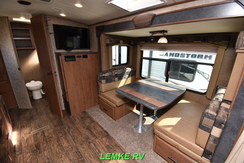 2018 Outdoors RV Timber Ridge 21FQS   - Photo 19 - Rocklin, CA 95677