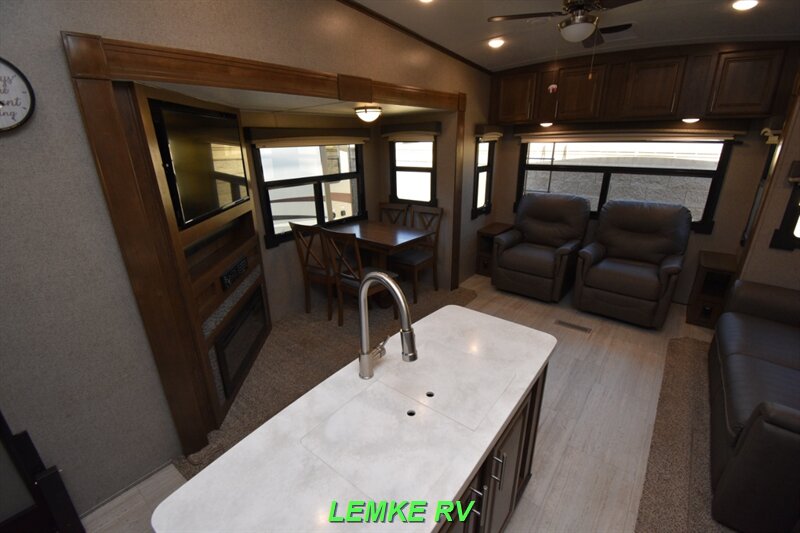 2020 Forest River Rockwood Signature 8299SB   - Photo 12 - Rocklin, CA 95677