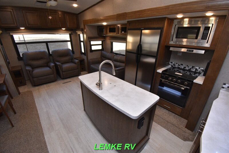 2020 Forest River Rockwood Signature 8299SB   - Photo 10 - Rocklin, CA 95677