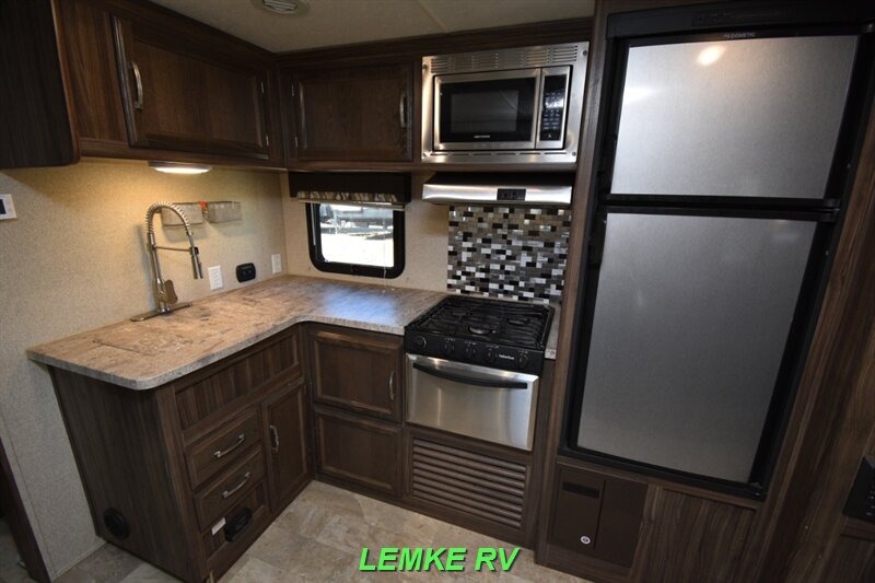 2018 Coachmen Apex Ultra-Lite 265RBSS   - Photo 14 - Rocklin, CA 95677