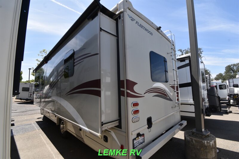 2017 Fleetwood Jamboree 30F   - Photo 9 - Rocklin, CA 95677