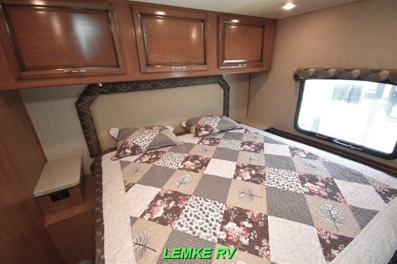 2017 Fleetwood Jamboree 30F   - Photo 17 - Rocklin, CA 95677