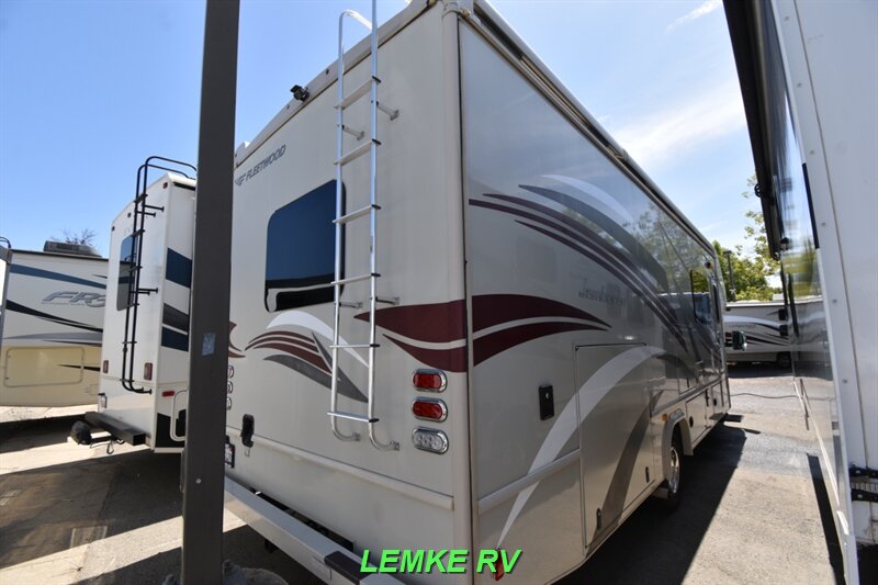 2017 Fleetwood Jamboree 30F   - Photo 10 - Rocklin, CA 95677