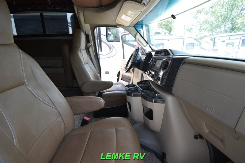 2017 Fleetwood Jamboree 30F   - Photo 7 - Rocklin, CA 95677