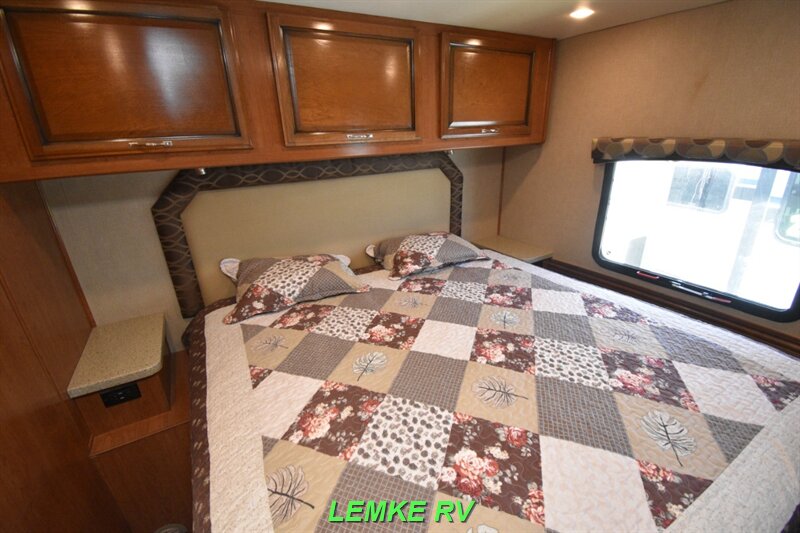2017 Fleetwood Jamboree 30F   - Photo 22 - Rocklin, CA 95677