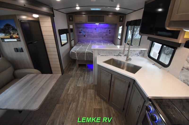 2021 CrossRoads RV Sunset Trail Super Lite 212RB   - Photo 5 - Rocklin, CA 95677