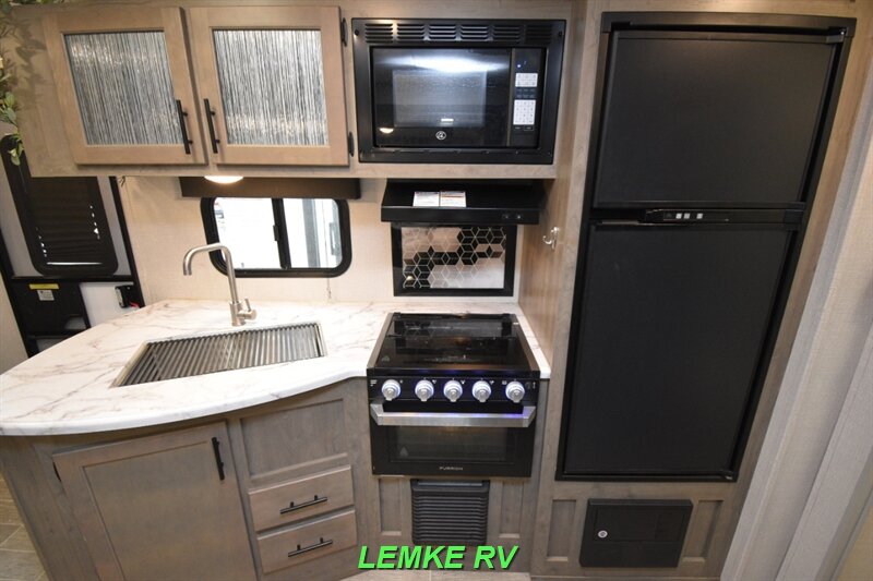 2021 Venture RV Sonic 220VRB   - Photo 13 - Rocklin, CA 95677