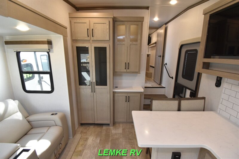 2024 Forest River Rockwood Signature 281RK   - Photo 5 - Rocklin, CA 95677