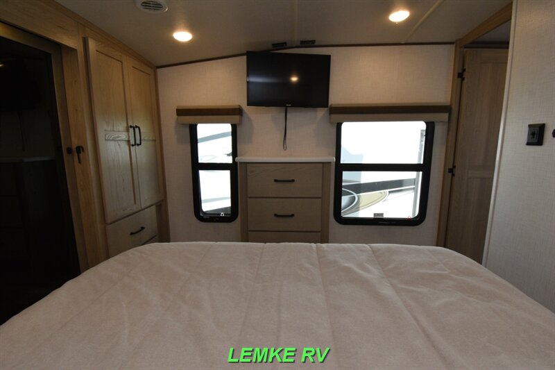 2024 Forest River Rockwood Signature 281RK   - Photo 19 - Rocklin, CA 95677