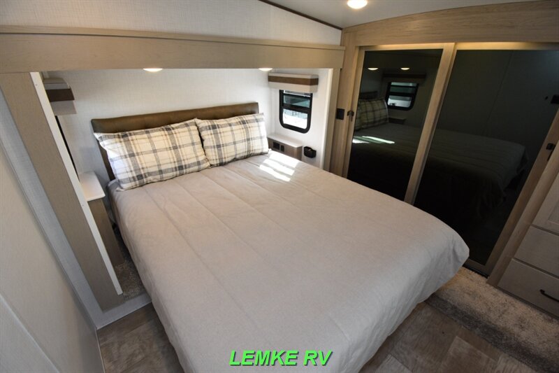 2024 Forest River Rockwood Signature 281RK   - Photo 17 - Rocklin, CA 95677