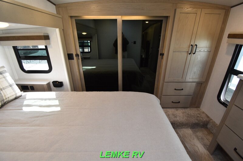 2024 Forest River Rockwood Signature 281RK   - Photo 18 - Rocklin, CA 95677