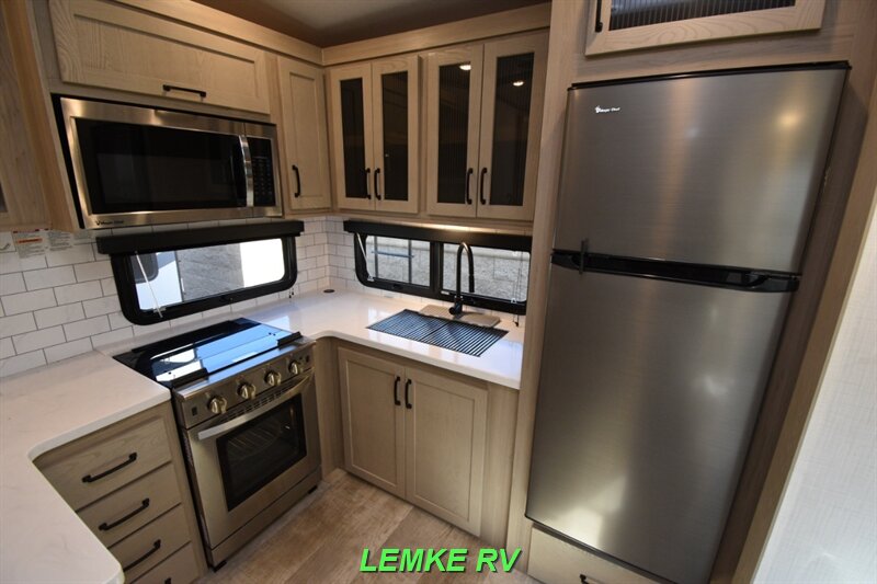 2024 Forest River Rockwood Signature 281RK   - Photo 13 - Rocklin, CA 95677