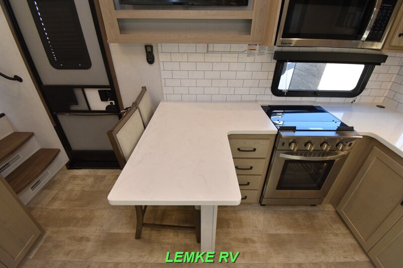 2024 Forest River Rockwood Signature 281RK   - Photo 12 - Rocklin, CA 95677