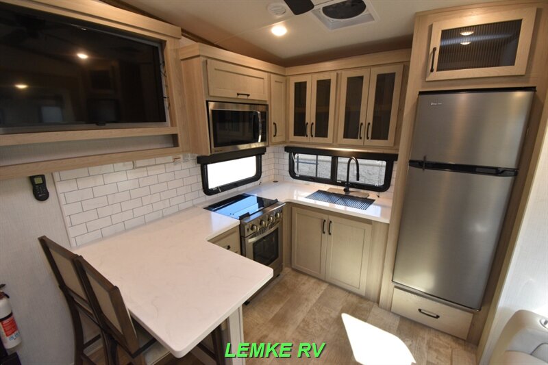 2024 Forest River Rockwood Signature 281RK   - Photo 9 - Rocklin, CA 95677