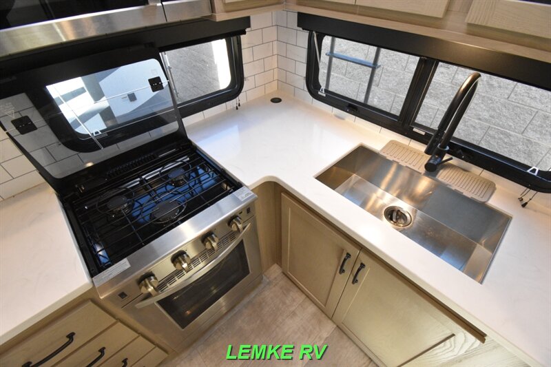 2024 Forest River Rockwood Signature 281RK   - Photo 22 - Rocklin, CA 95677