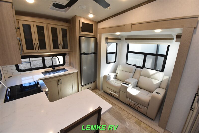 2024 Forest River Rockwood Signature 281RK   - Photo 11 - Rocklin, CA 95677