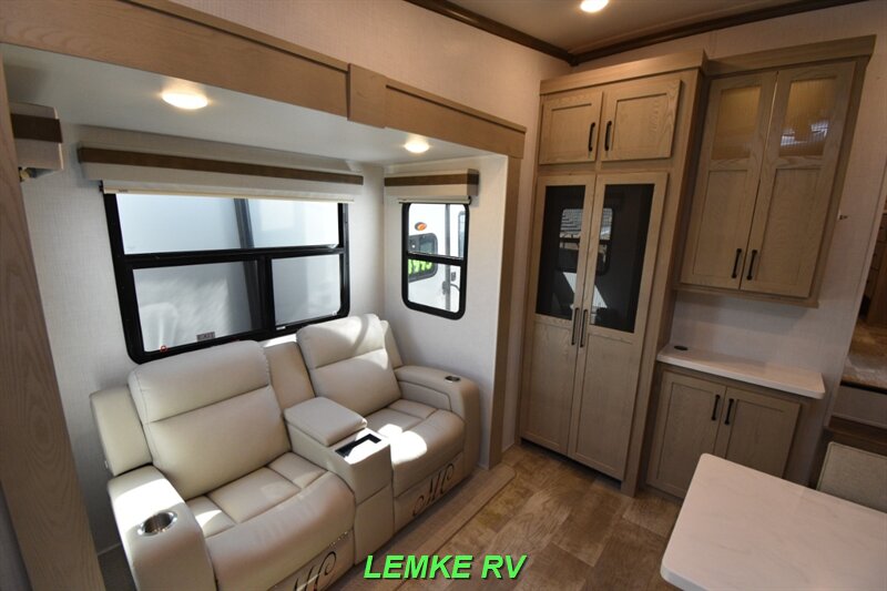 2024 Forest River Rockwood Signature 281RK   - Photo 15 - Rocklin, CA 95677