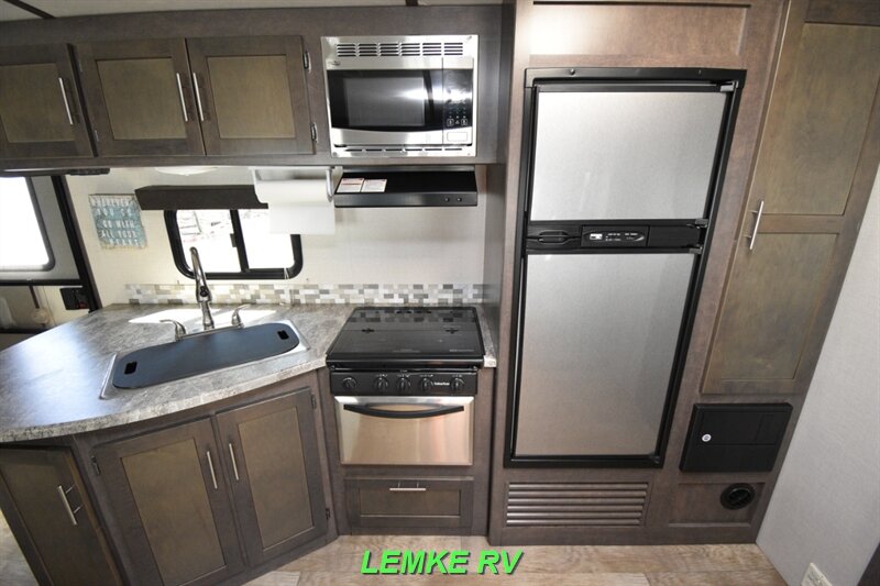 2018 CrossRoads RV Sunset Trail Super Lite 253RB   - Photo 14 - Rocklin, CA 95677