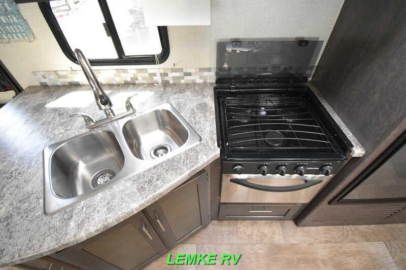 2018 CrossRoads RV Sunset Trail Super Lite 253RB   - Photo 15 - Rocklin, CA 95677
