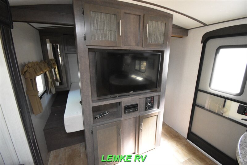 2018 CrossRoads RV Sunset Trail Super Lite 253RB   - Photo 24 - Rocklin, CA 95677